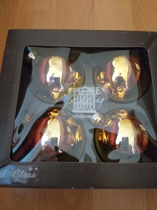 Стъклени елхови играчки