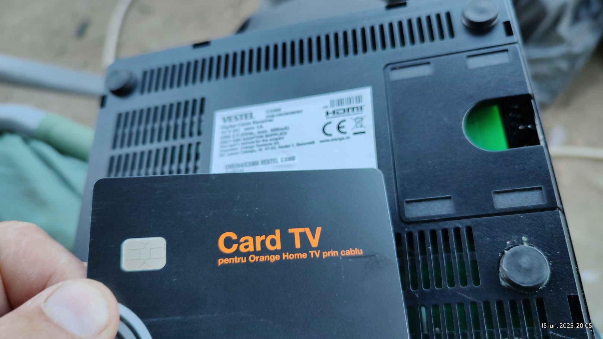Vând reicever vestele cu telecomanda, încărcător și cablu hdmi la cuti