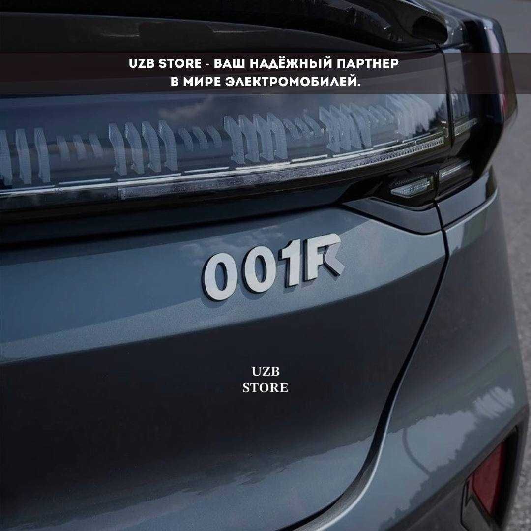 Zeekr emblema | Эмблема надпись 001 FR серого цвета.