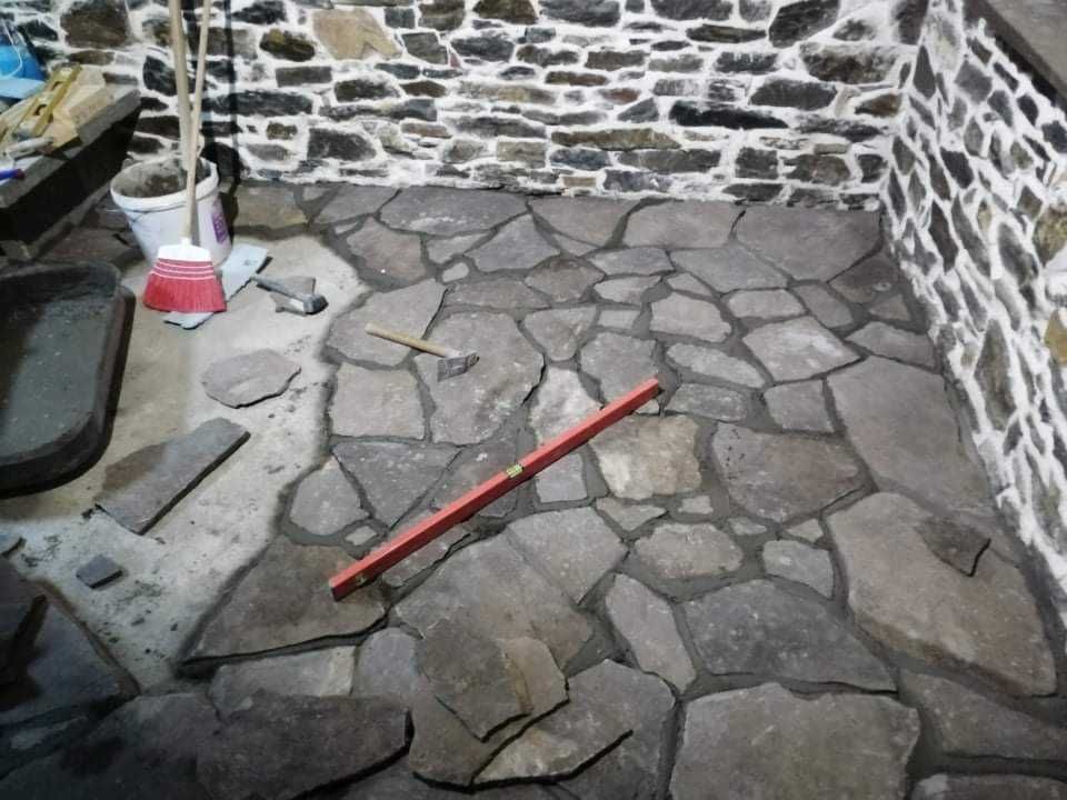 Каменна зидария на дувари фугиране с бяла и сива фуга