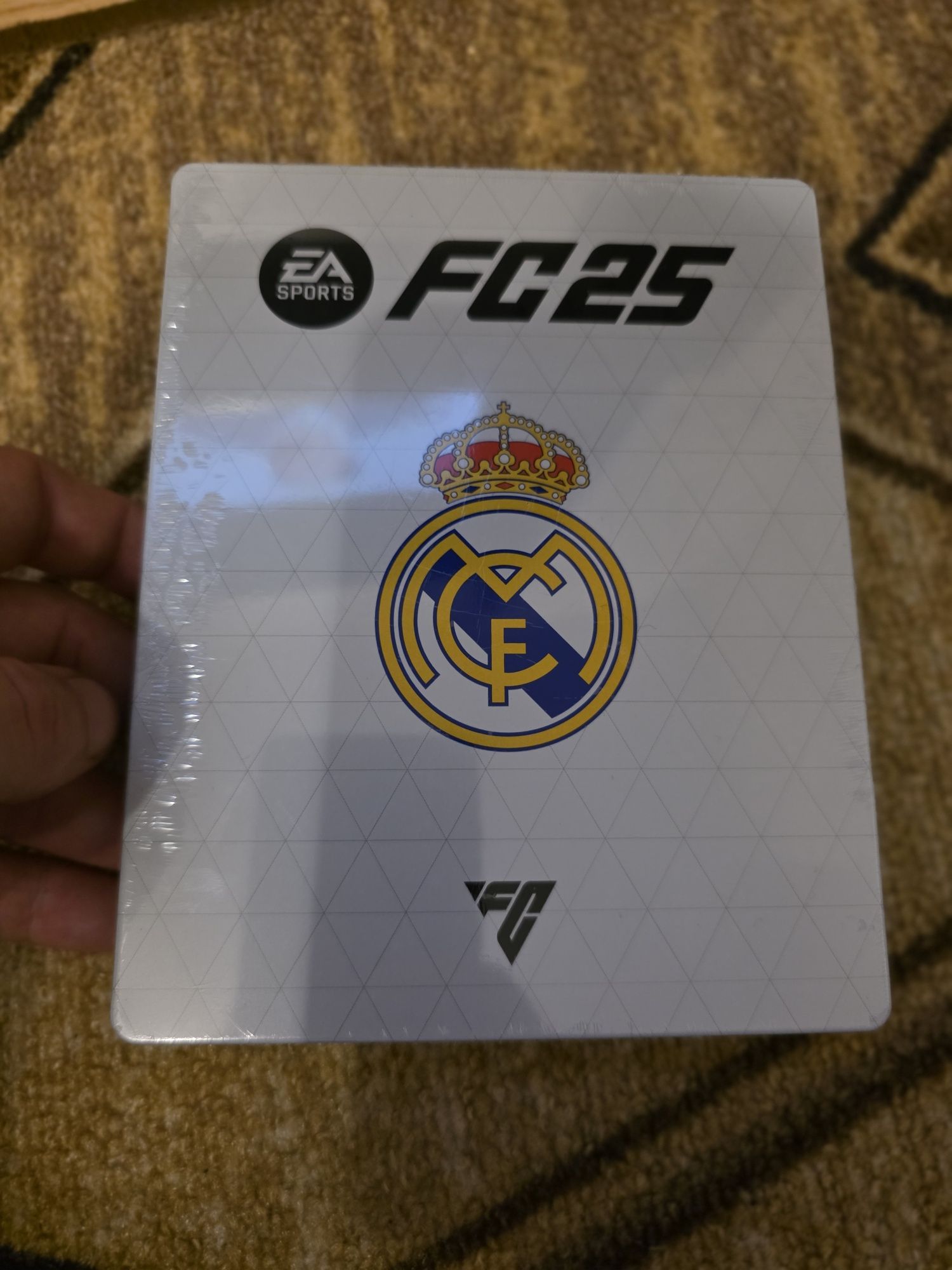 EA Sports FC 25 за PS4 + метална колекционерска кутия Real Madrid