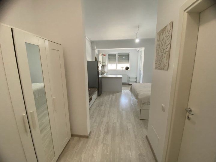 Vand garsoniera complet mobilata