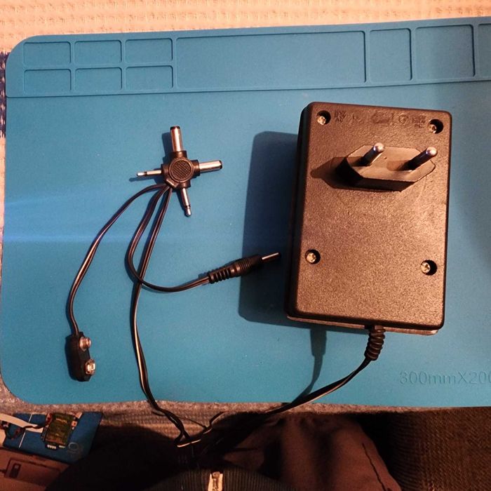 Универсален AC→DC адаптер с 7-степенно регулируемо изходно напрежение