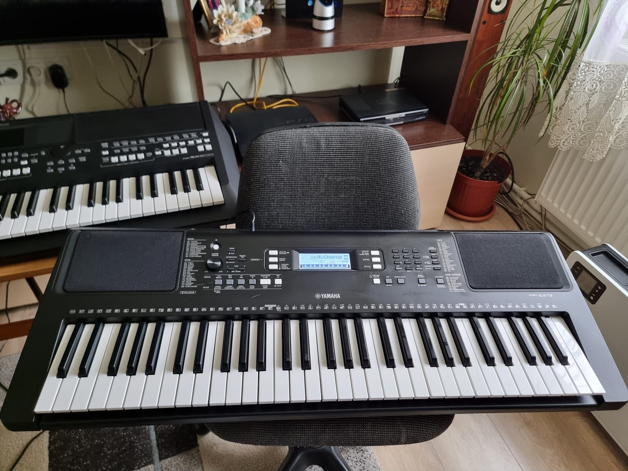Yamaha PSR E373 622 voci 204 styles și 10 Românești