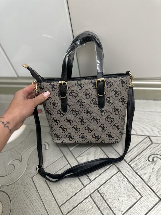 Нови малки дамски чанти Guess