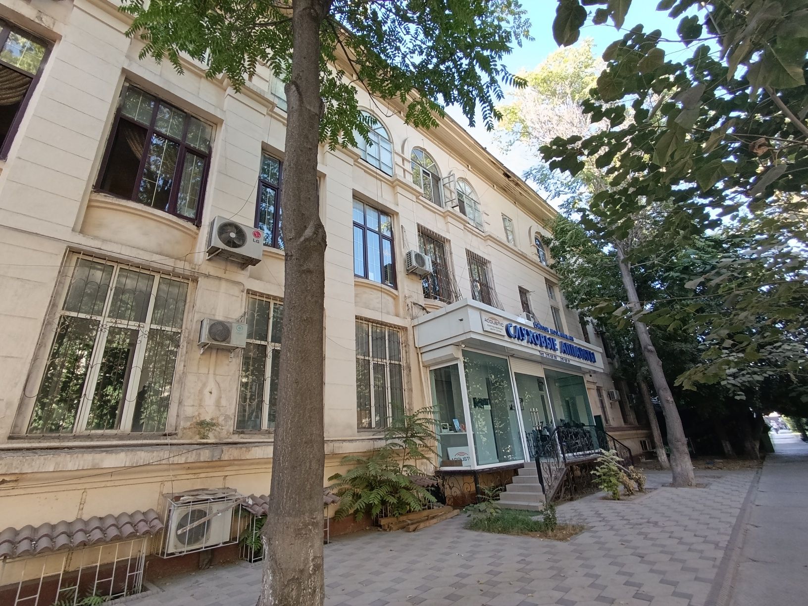 Срочно продаю 2-х комнатную высокопотолочка ресторан Джуманджи