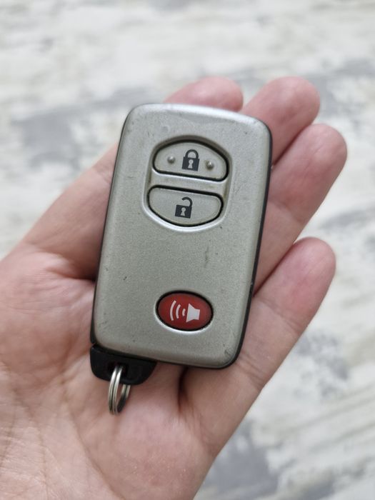 Продам ключи на Toyota Land Cruser 200