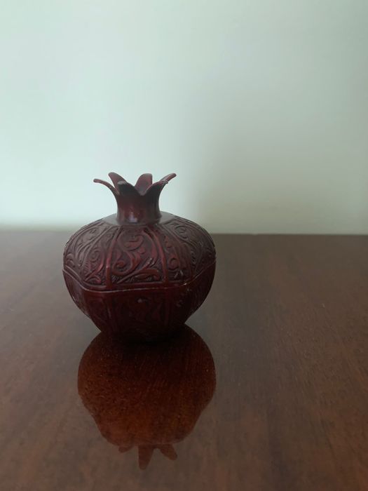 Шкатулка бордовая декоративная металлическая в форме граната.