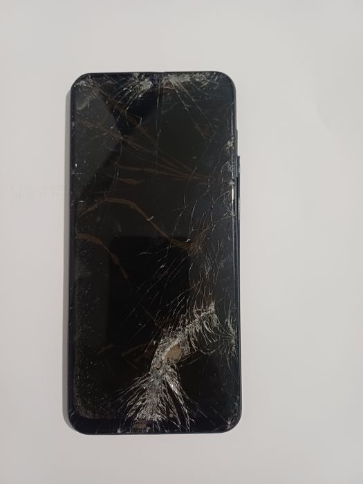 Samsung Galaxy A50 cu displayul spart. Placa este ok