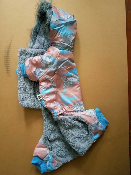 Куртка с капюшоном для собаки среднего размера, новая, продам.