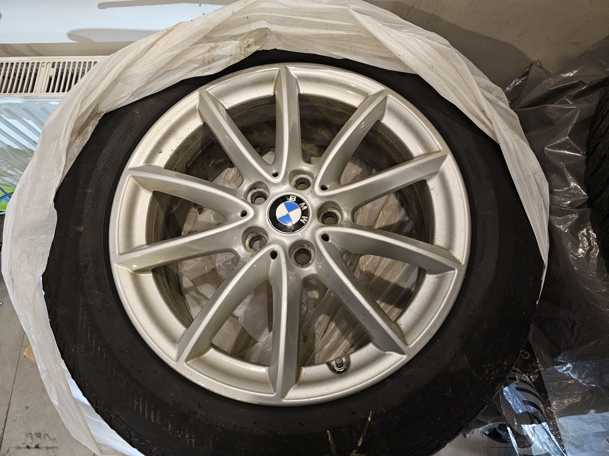 Vând jante bmw  x2 R17  originale plus cauciucuri 225/55/17