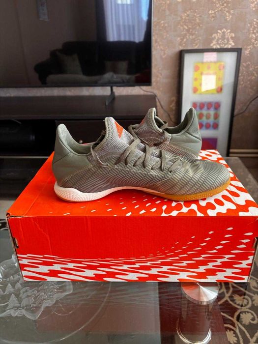 Adidasi Adidas de fotbal/ futsal, marimea 40