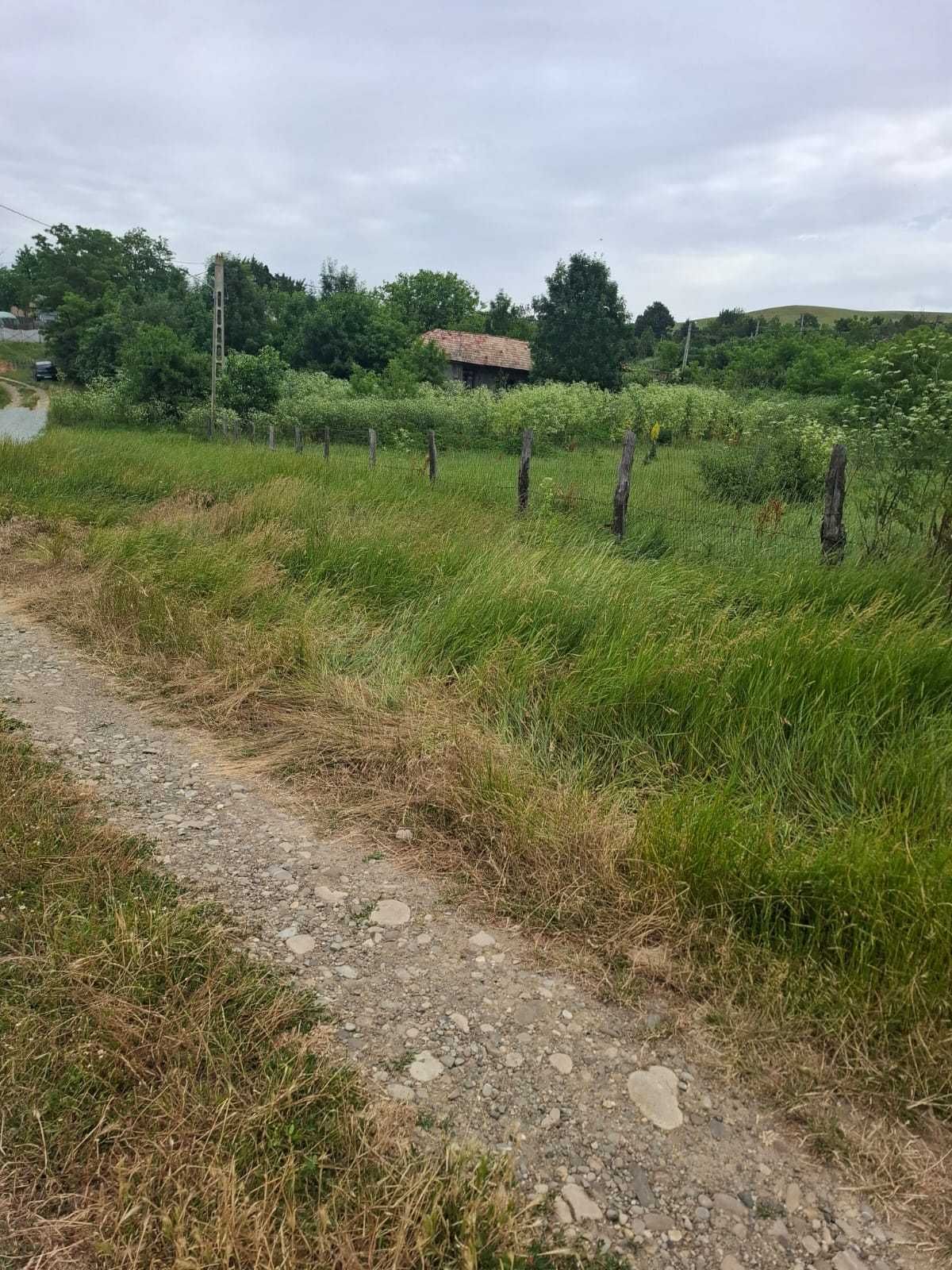 Teren cu casa de vanzare