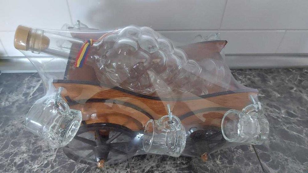 Caruta din lemn cu sticla si sase cescute de sticla
