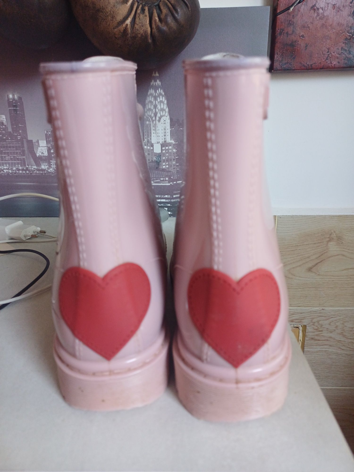 продавам  дамски  боти нови номер 39 love MOSCHINO