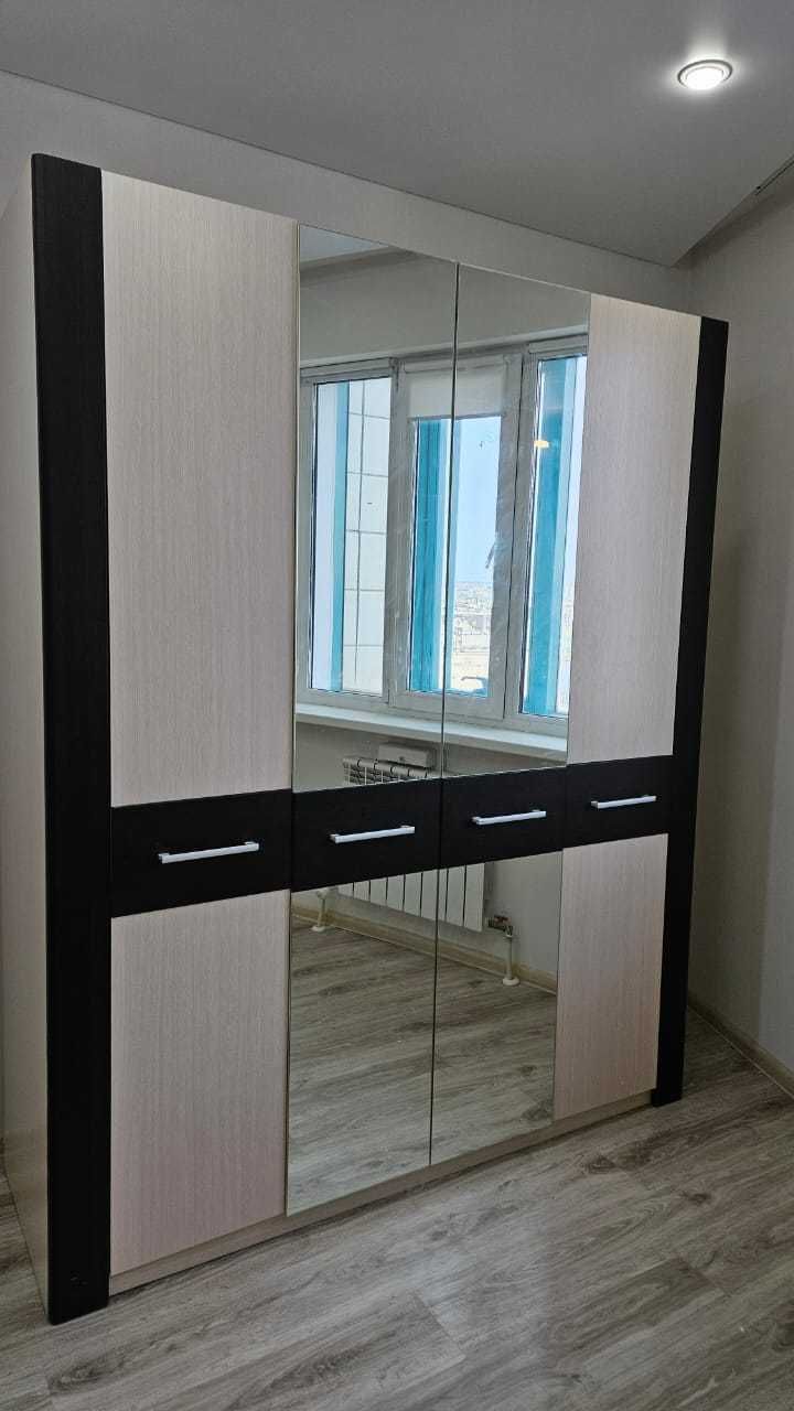 Шкаф четырех-створчатый с зеркалом  в хорошем состоянии
