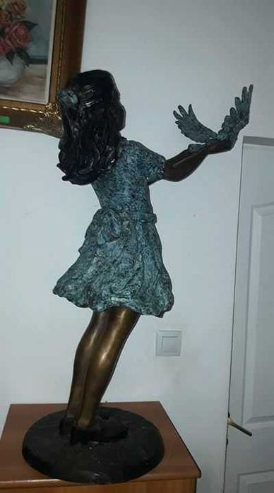 Statuie de colectie din bronz fetita cu porumbel