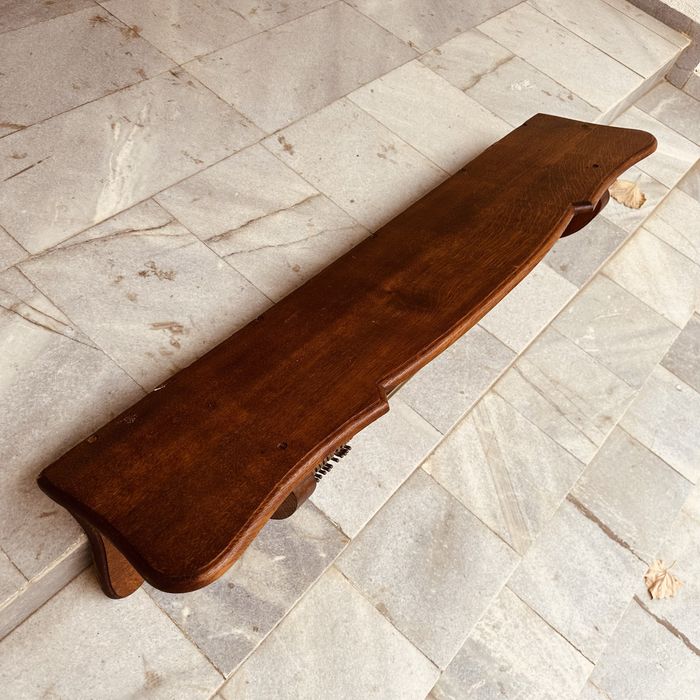 Винтидж дървен стенен рафт с месингови закачалки – класически стил