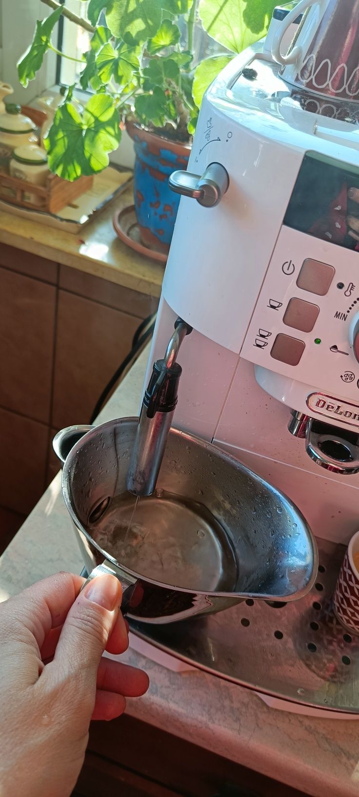 Vând espressor DeLonghi
