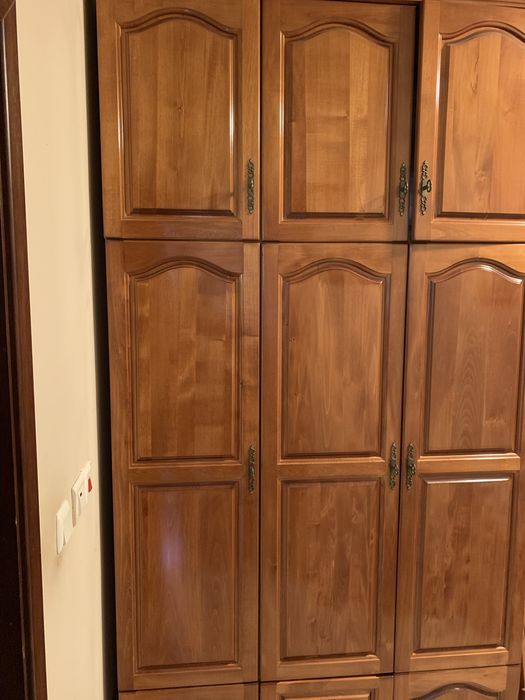 Трикрилен гардероб с надстройка от масив