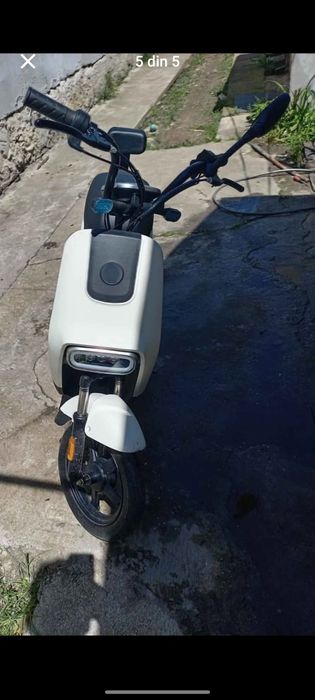 Vând scuter nou are 3 săptămâni luat de nou fac și schimb