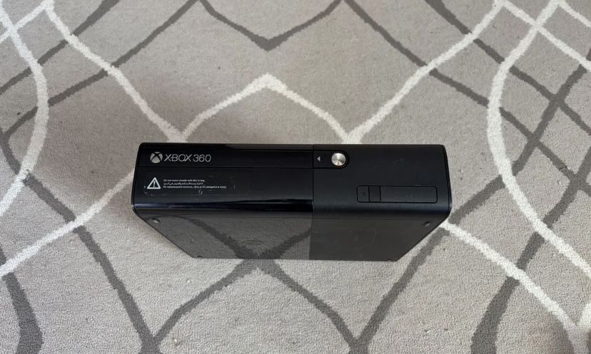 Xbox 360 E в идеальном состоянии