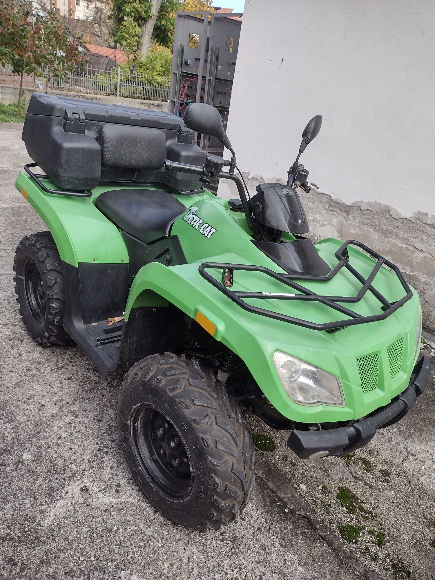 Vând ATV Arctic Cat 400