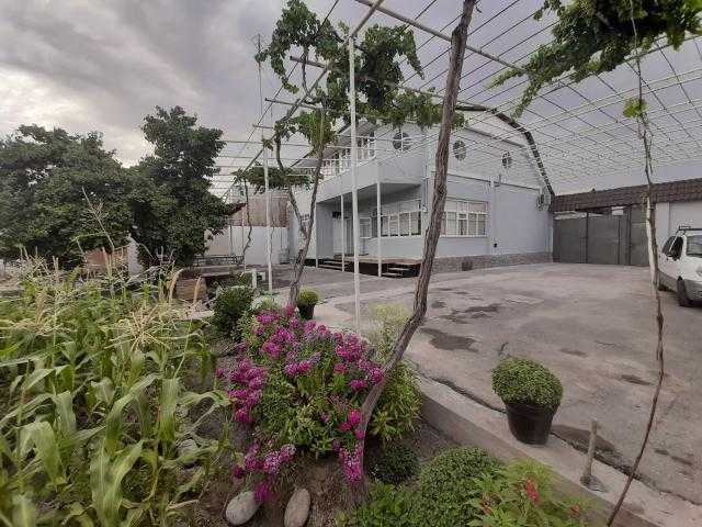 Ховли уй сотилади. 8 сотих, 8 хона.