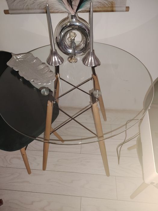 Masa rotunda cu blat de sticlă