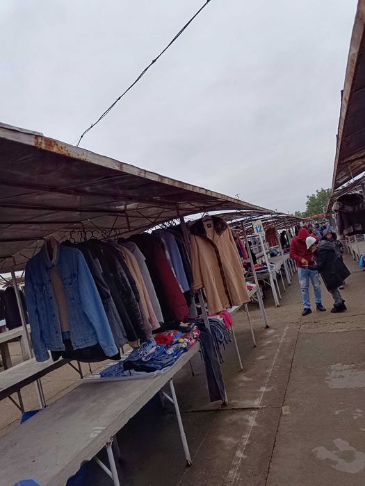 Vând haine de piața calitatea 1, prin ele sunt și haine de firmă