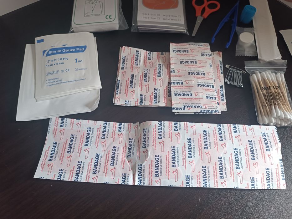 Kit de prim ajutor format din 129 elemente