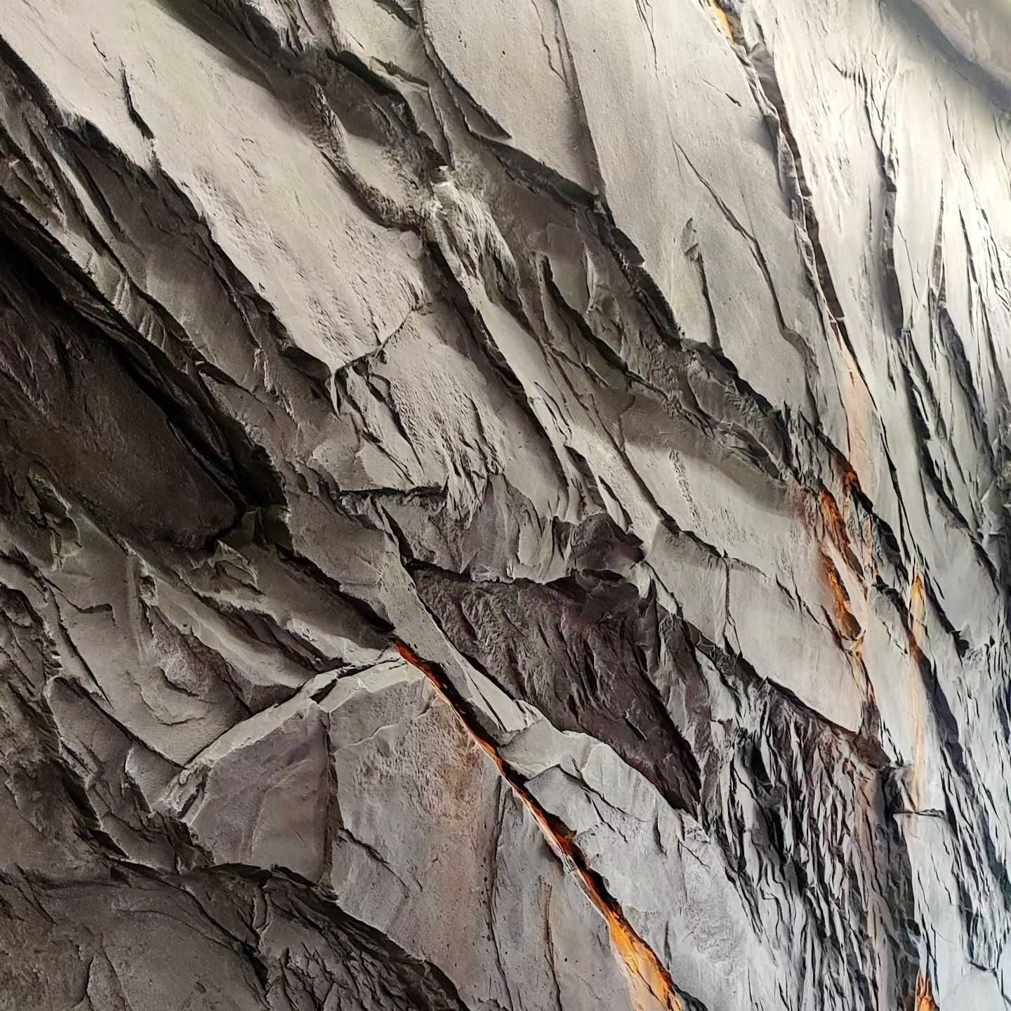 Реалистичные скалы в интерьере из арт бетона