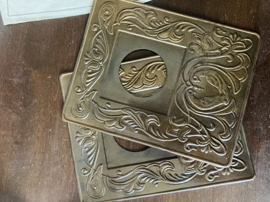 Подкладка для электровыключателя новые цена за оба