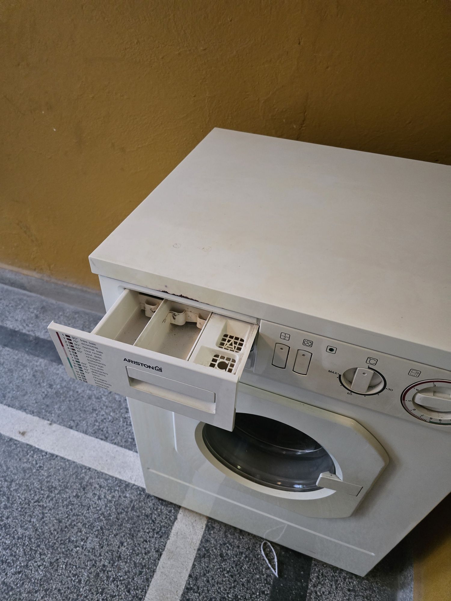 Пералня ariston LB476ST