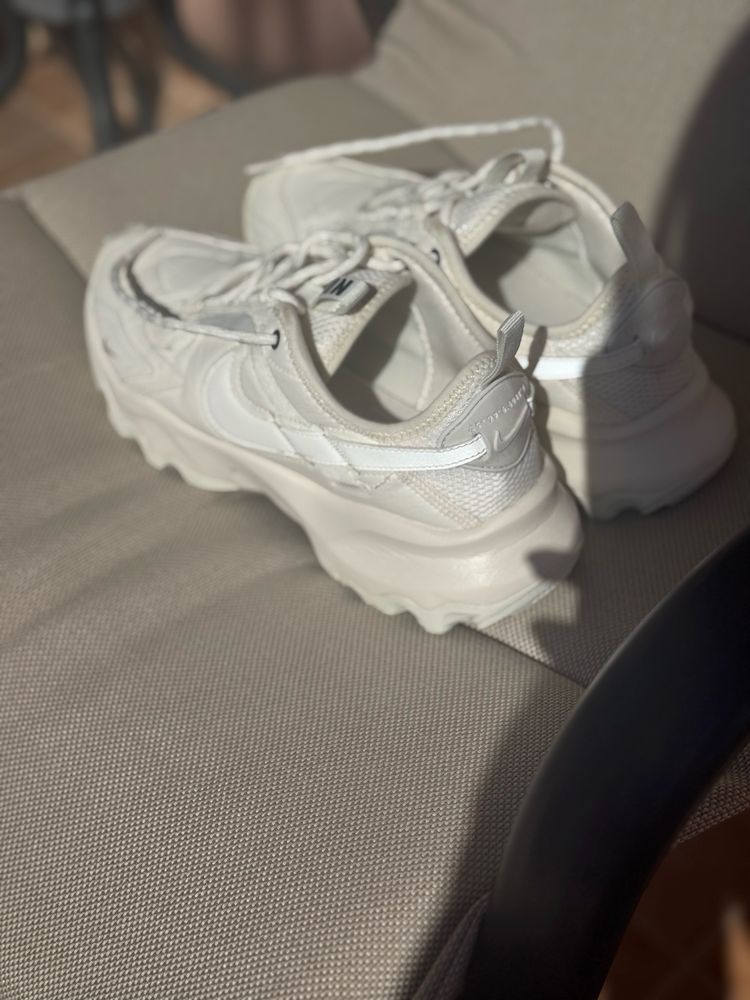 Маратонки Nike бели