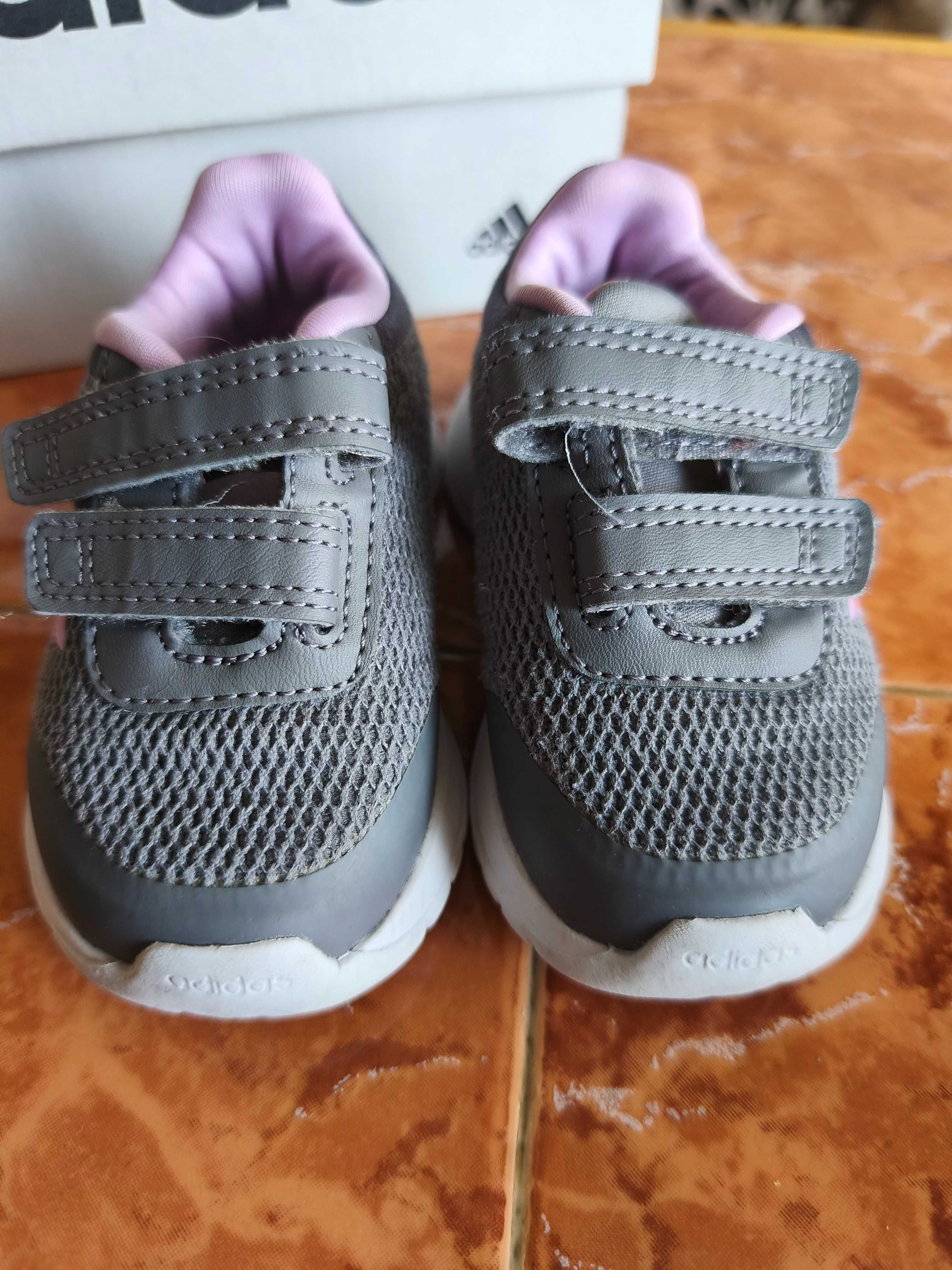 Маратонки Adidas за момиченце, размер 20