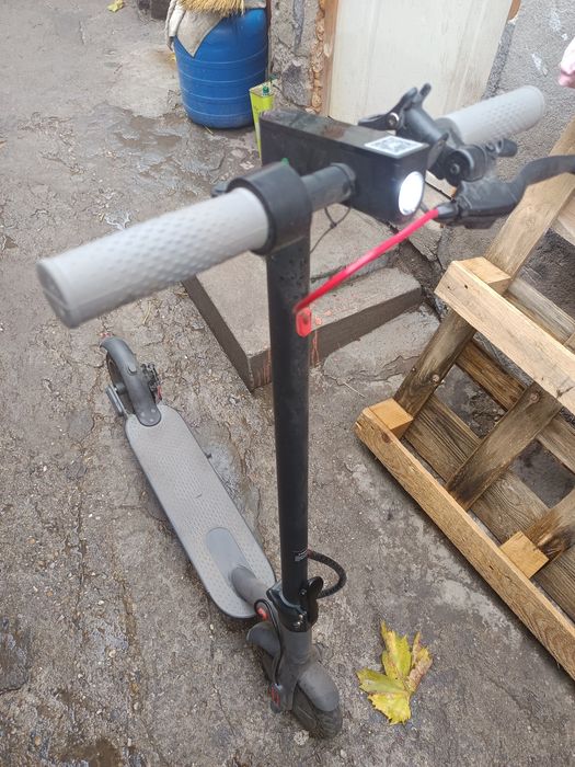 Vâd trotinetă electrcă folosită foarte puțin pentru mai multe detali