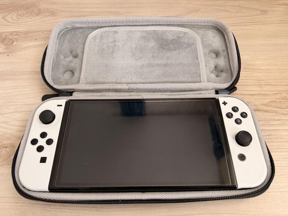 Nintendo Switch OLED – 256 GB – Stare foarte bună + 3 jocuri fizice