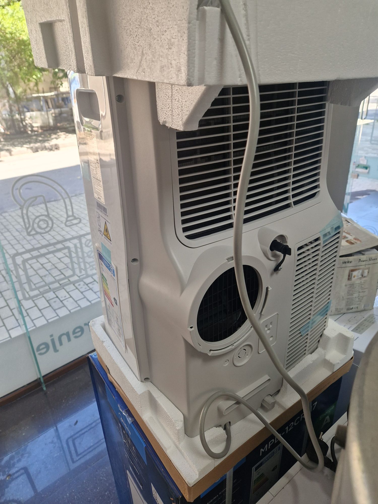 Мобилен климатик Midea