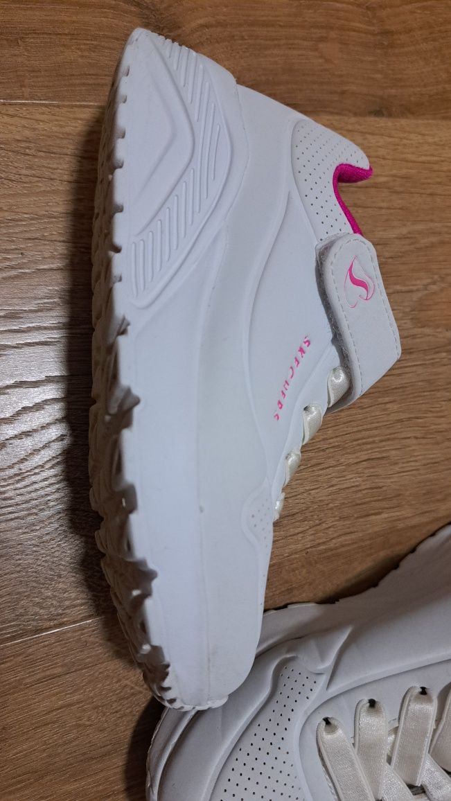 Детски маратонки Skechers в бяло, 29 номер
в бяло