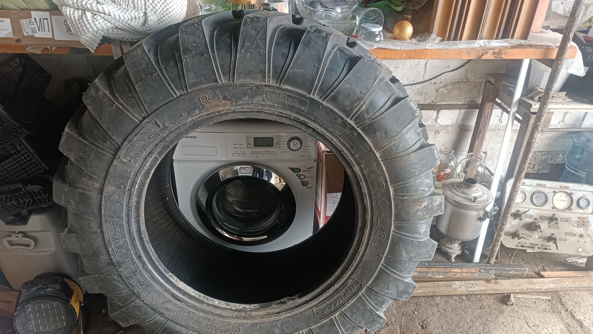 Шина 16.9 r28 на Cat, jcb