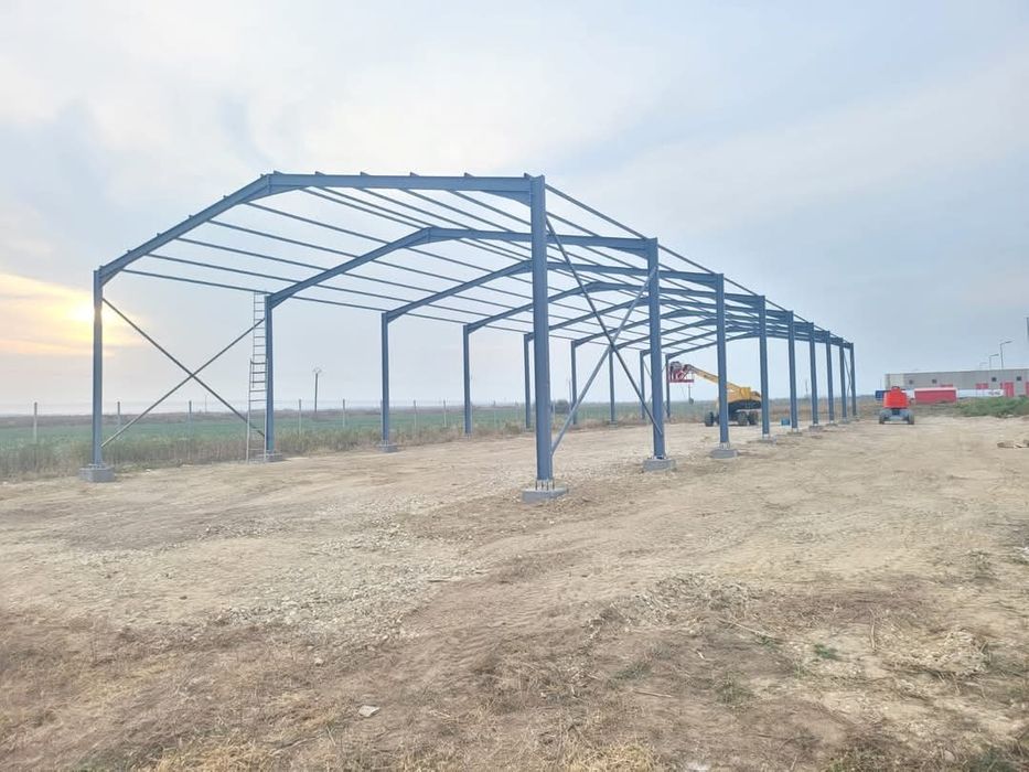Vând structură metalică de 8m lățime,15m lungime, și 4m înălțime.