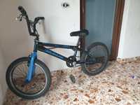 Vând bicicleta bmx