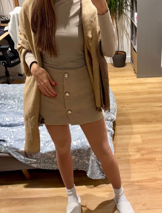 Бежова къса зимна пола с копчета Mango