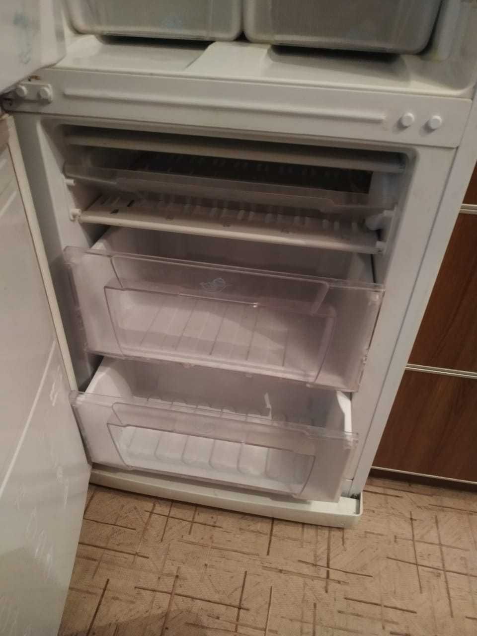 Холодильник Indesit,рабочий,только не морозит,нужно фреон закачать.Б/у