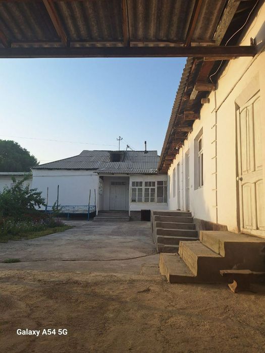 Hovli sotiladi srochna 60.000$ kelishiladi