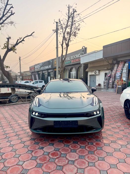 Sotiladi srocno zeekr 001