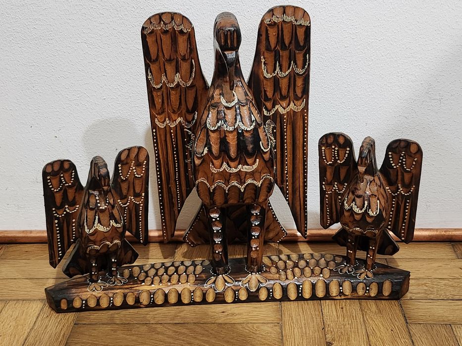 sculptură din lemn, lucrată manual, reprezentând vulturi