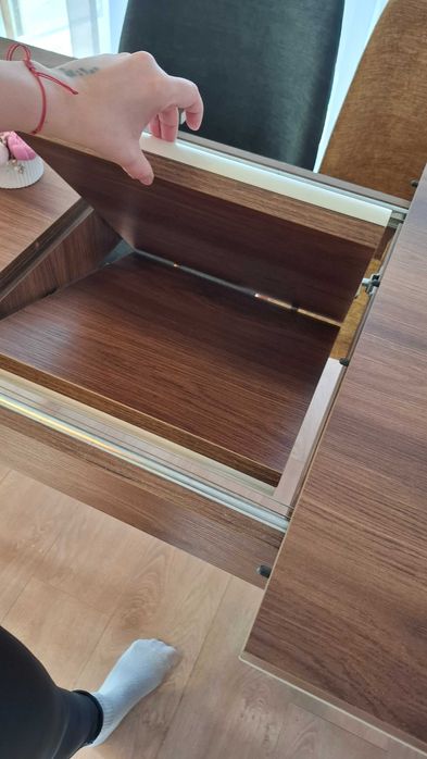 Трапезна маса без столове