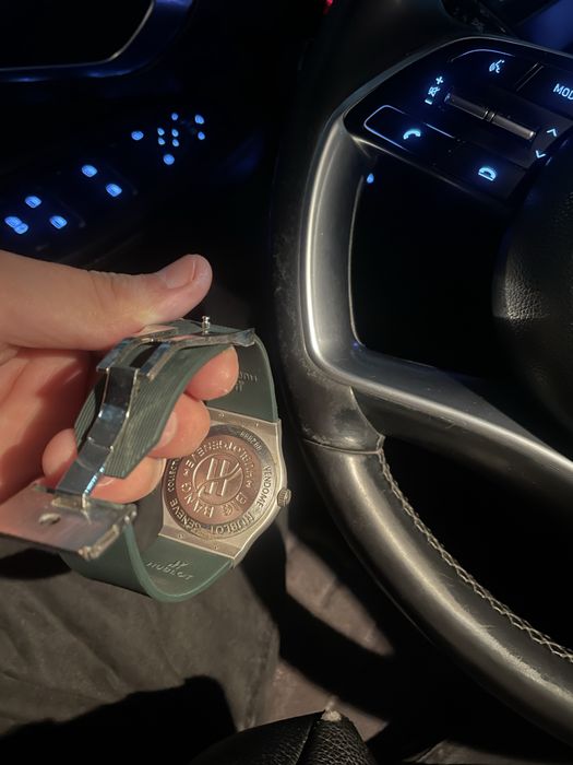 Продам часы в отличном состоянии работает исправно